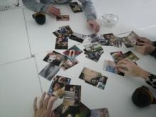 Fotografia przedstawiająca karty pracy