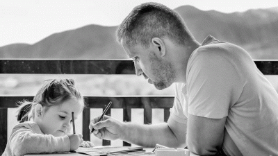 Fotografia przedstawia rysującego tatę z córką 