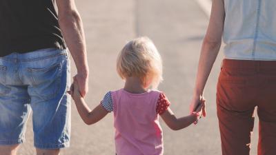 Fotografia przedstawiająca rodziców z dzieckiem na spacerze