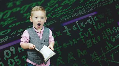 Grafika do informatora: Nauki ścisłe z „akademią” YouTube fot. unsplash + kisspng Mały chłopiec zdziwiony na widok trudnych równań matematycznych