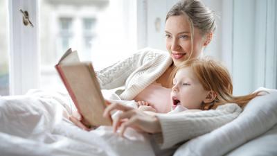 Mama czyta córce książkę. fot. Pexels Andrea Piacquadio