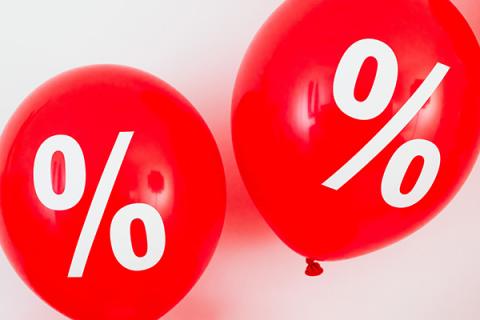 Grafika do poradnika: Raty 0% Balony z nadrukiem symbolu %. fot. Pexels Karolina Grabowska