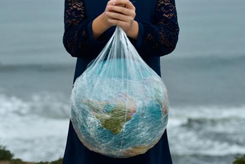 Grafika do poradnika: Ekologia wokół nas. Globus - kula Ziemska owinięta w foliowe torebki fot. Pexels Nick Bondarev