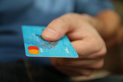 Kadr na dłoń trzymającą kartę bankową.  fot. Pexels Pixabay