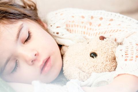 Grafika do informatora: O znaczeniu snu. Śpiące dziecko. fot Snapwire - Pexels
