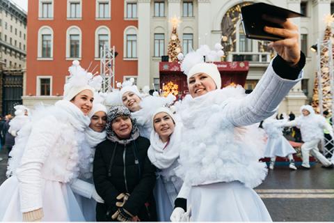 Grafika do informatora: Święta nietypowe - grupa ludzi bawiących się na ulicy - fot. Anton Belitskiy
