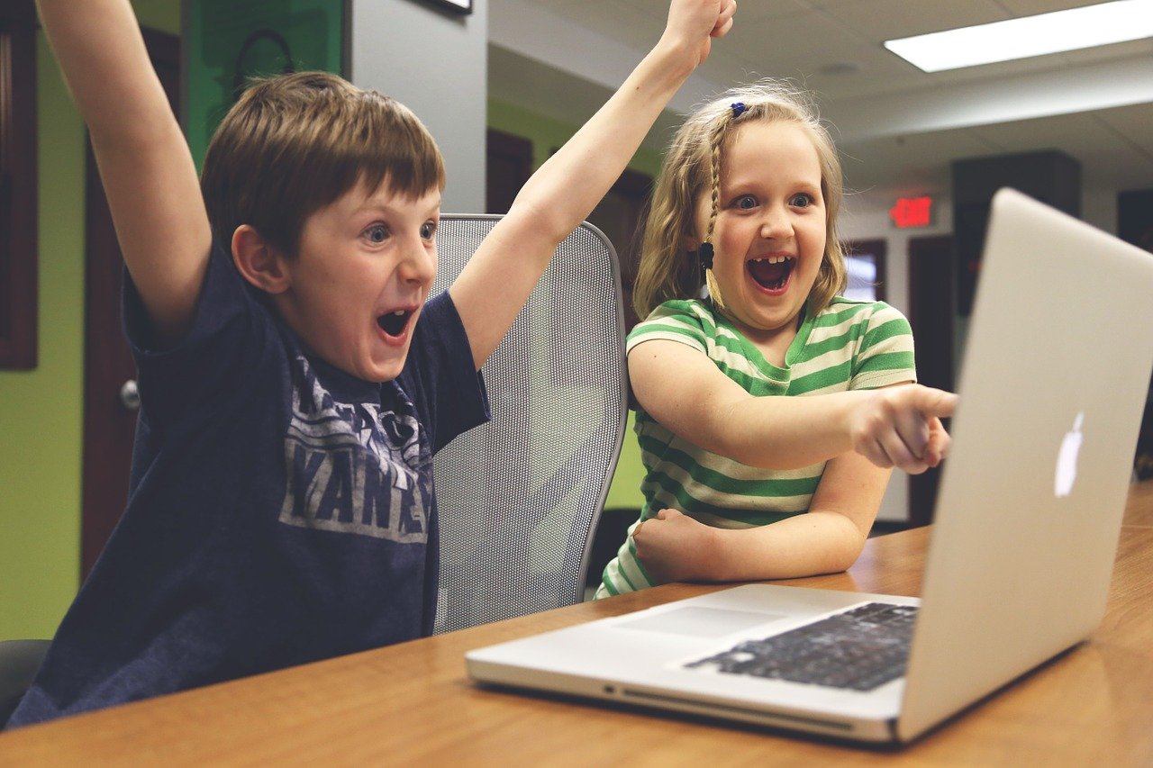 Fotografia przedstawia dwoje dzieci przy komputerze. 