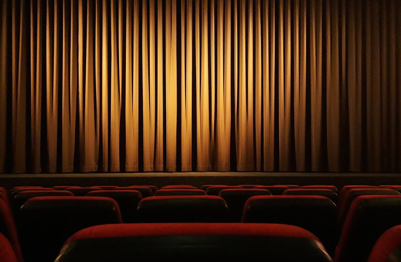 Ilustracja przedstawia salę kinową