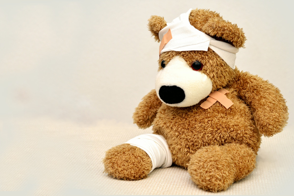 Miś - maskotka w bandażach fot. Pexels - pixabay